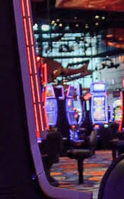 Perbandingan layar aplikasi Android uno slot dengan blackjack dealer langsung dan opsi pembayaran DANA, OVO, GoPay