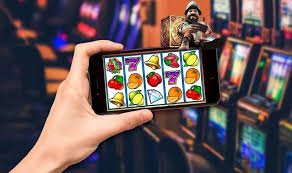 Gaple online dapat dimainkan di perangkat mobile atau desktop Pemain sedang bermain Gaple online di perangkat mobile